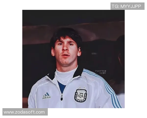 足球明星侧身照片头像展现运动魅力与个人风采的完美结合 足球明星侧身照片头像展现运动魅力与个人风采的完美结合