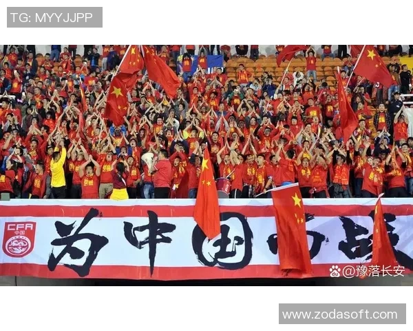 足球明星意外受伤瞬间被踢到膝盖的视频引发热议球迷纷纷关注恢复情况