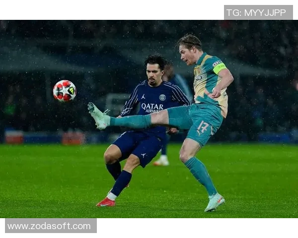 非洲足球明星在训练场上的精彩瞬间与女性运动员的风采展示 非洲足球明星在训练场上的精彩瞬间与女性运动员的风采展示